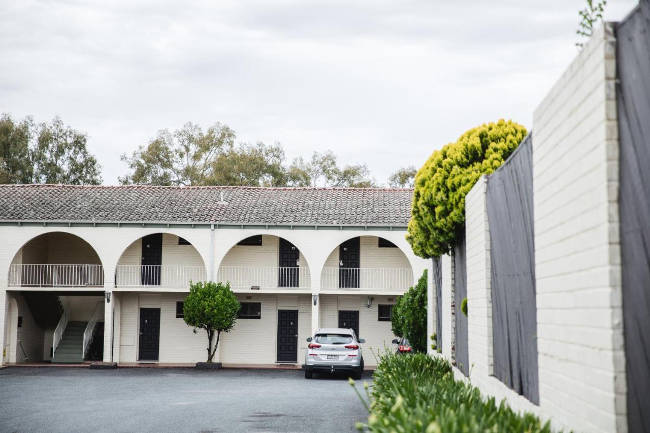 Harriet House Tumut Motel Bagian luar foto