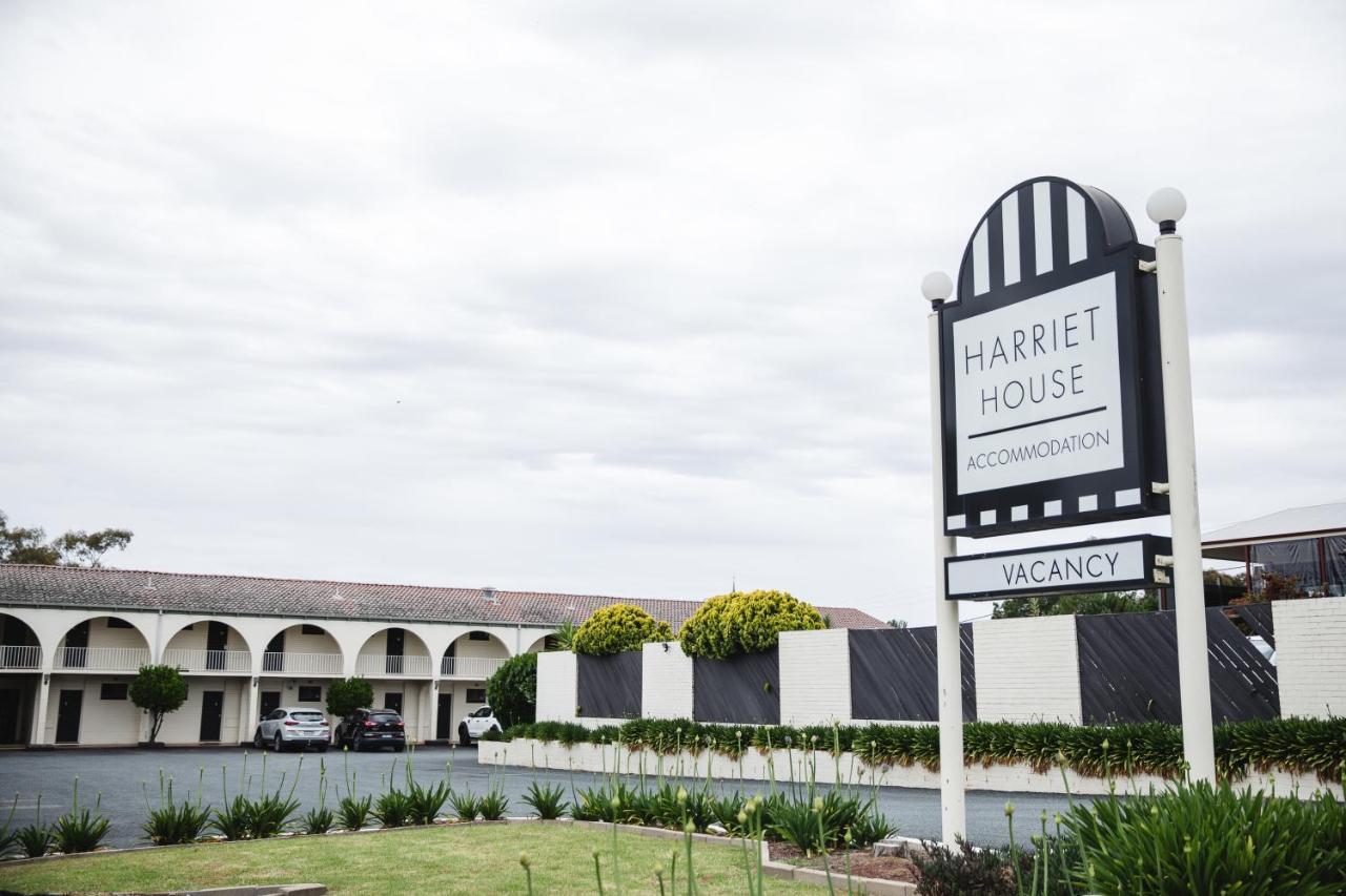 Harriet House Tumut Motel Bagian luar foto