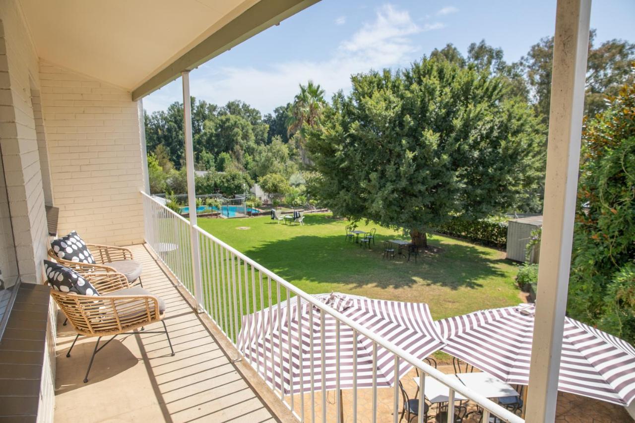Harriet House Tumut Motel Bagian luar foto