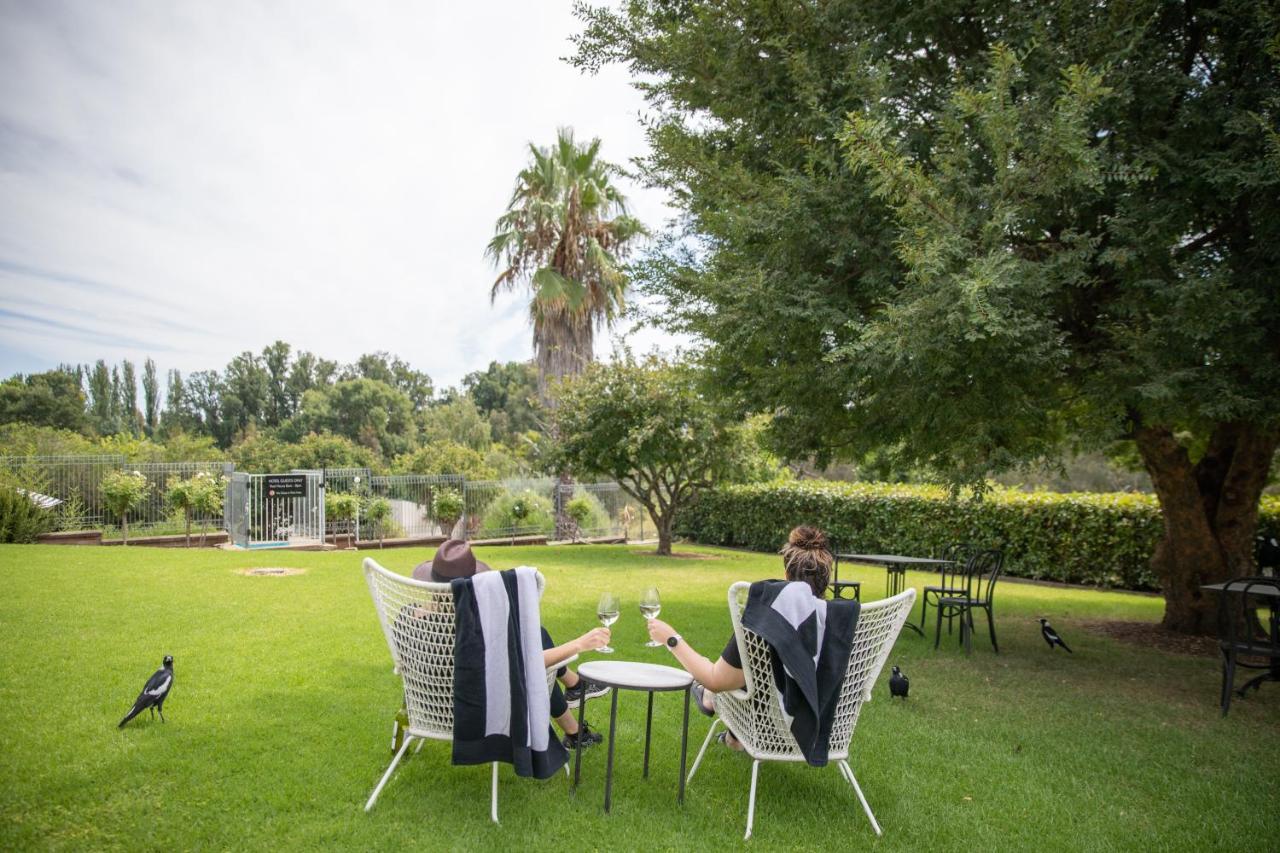 Harriet House Tumut Motel Bagian luar foto