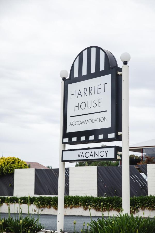 Harriet House Tumut Motel Bagian luar foto