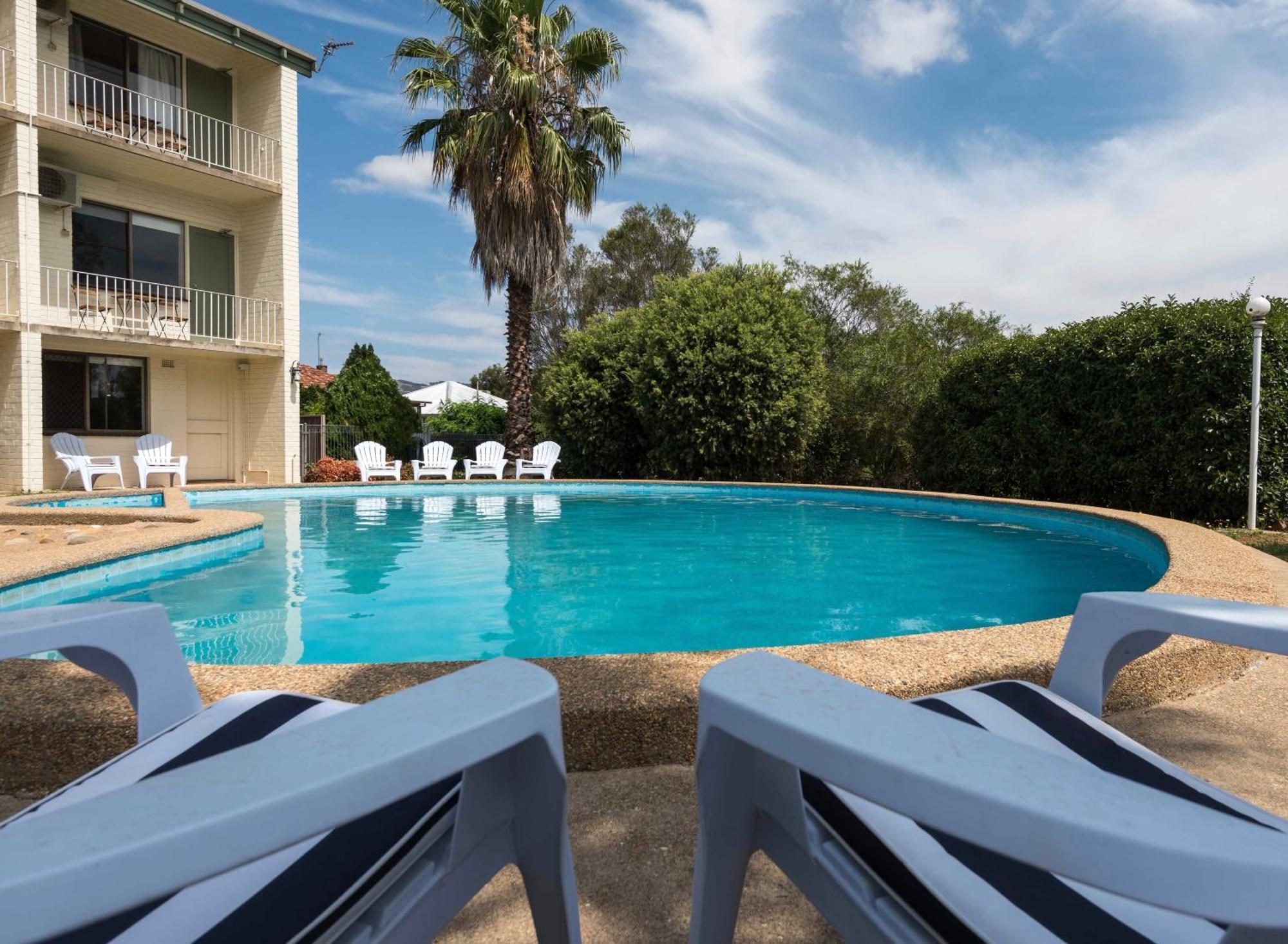 Harriet House Tumut Motel Bagian luar foto