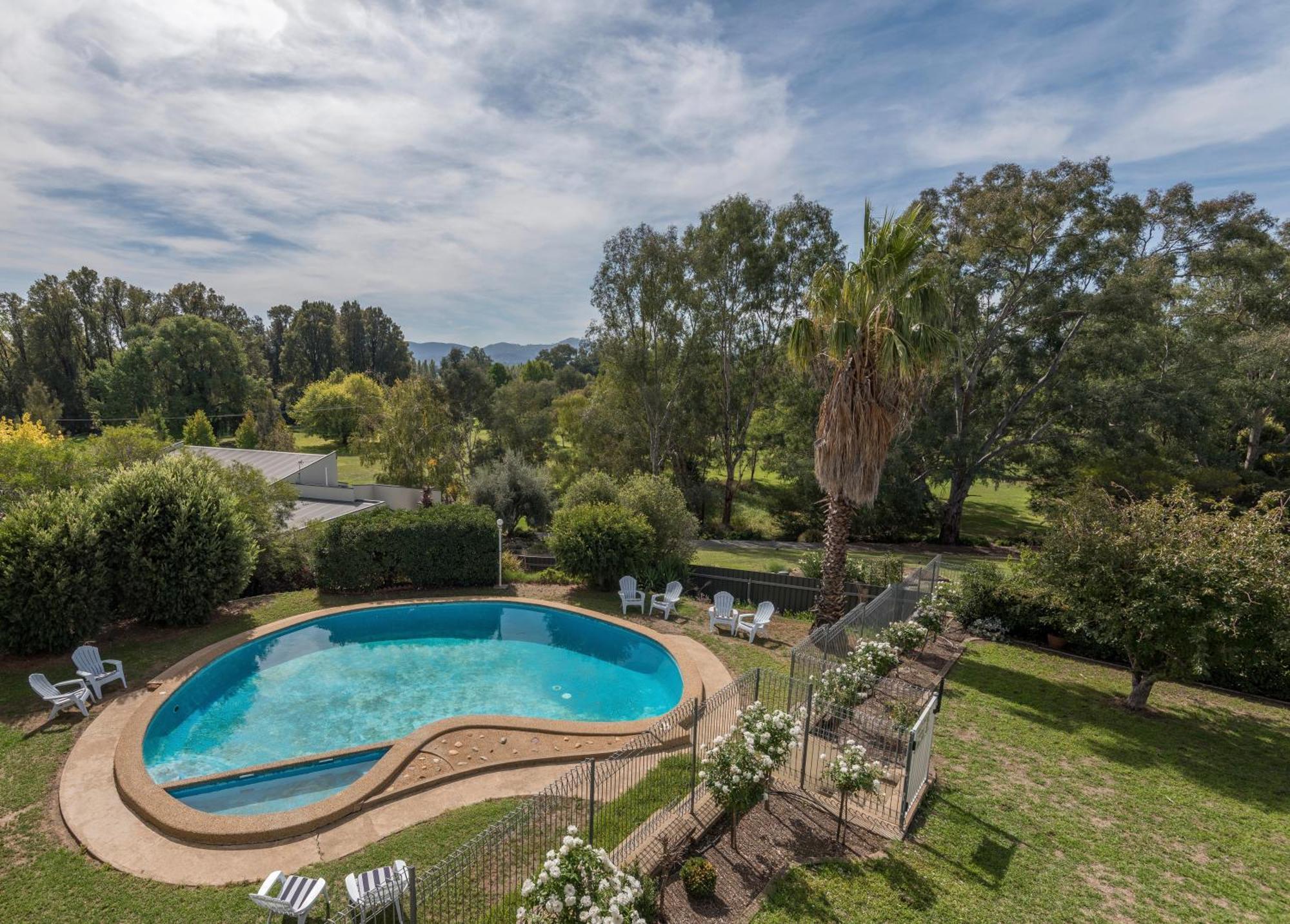 Harriet House Tumut Motel Bagian luar foto