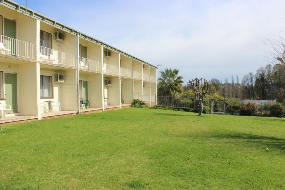 Harriet House Tumut Motel Bagian luar foto