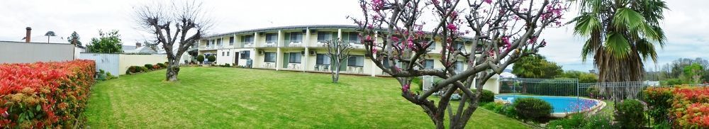 Harriet House Tumut Motel Bagian luar foto