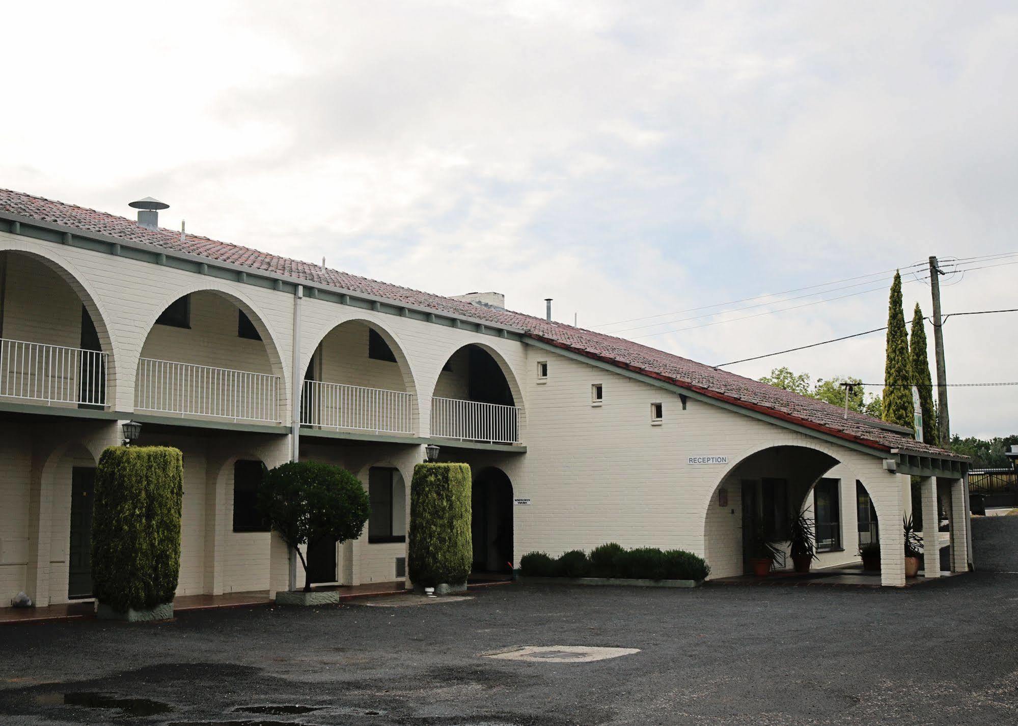 Harriet House Tumut Motel Bagian luar foto