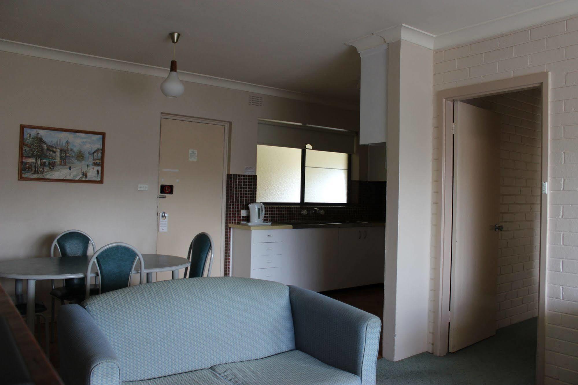 Harriet House Tumut Motel Bagian luar foto