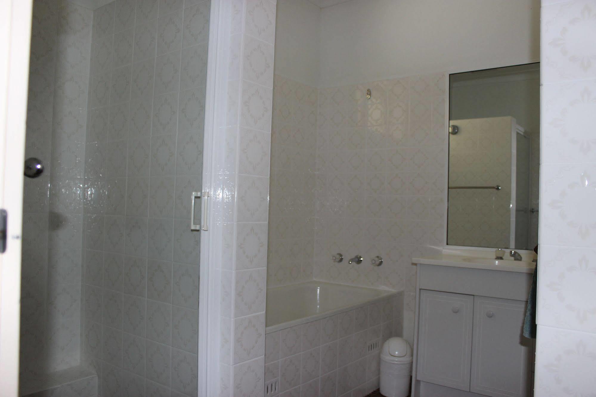 Harriet House Tumut Motel Bagian luar foto