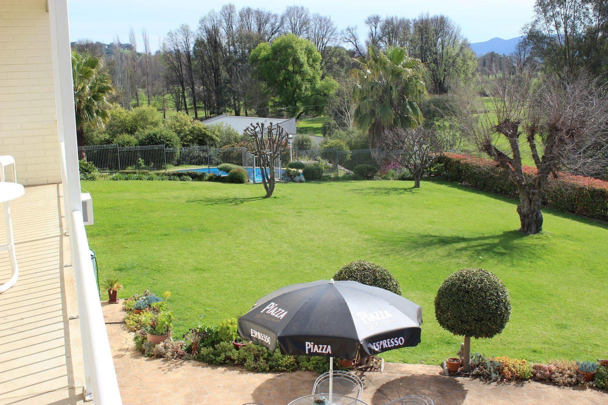 Harriet House Tumut Motel Bagian luar foto