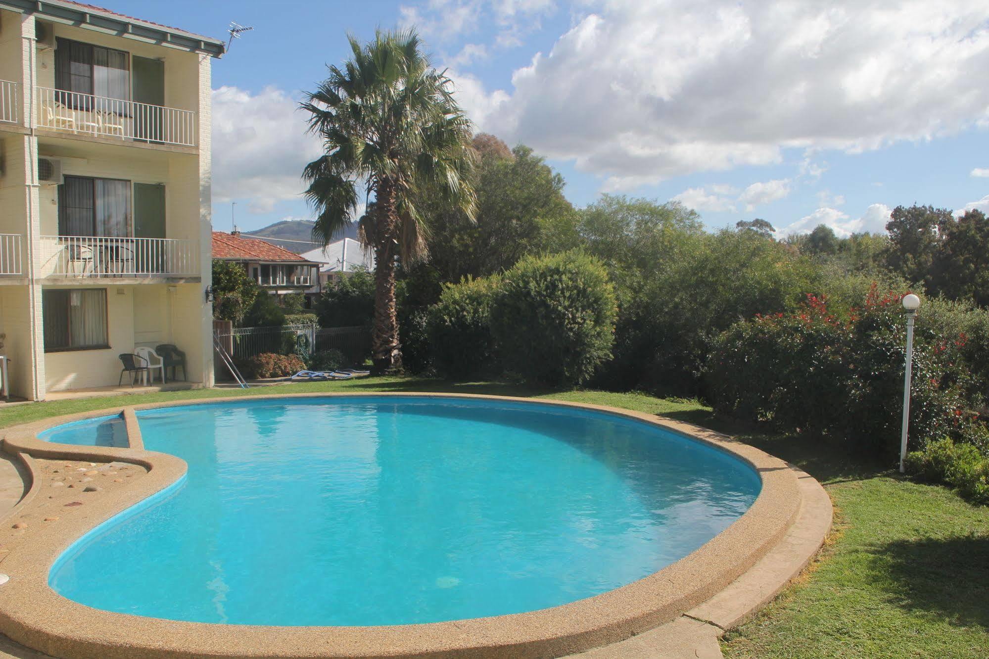 Harriet House Tumut Motel Bagian luar foto