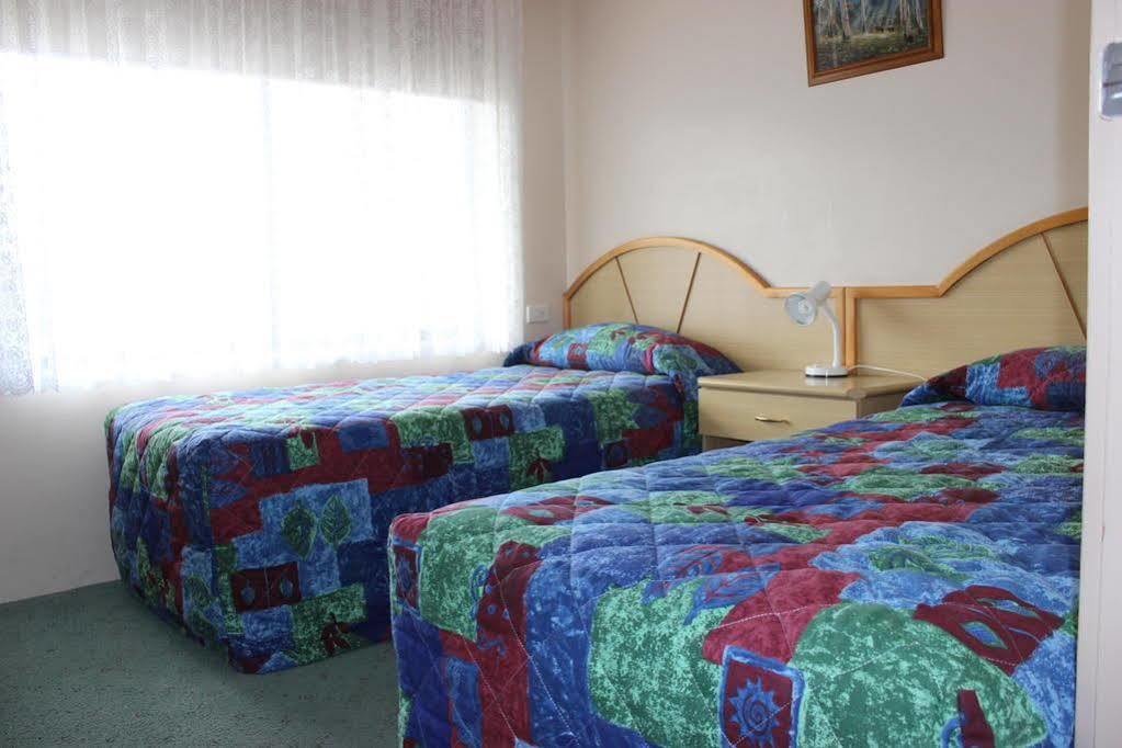 Harriet House Tumut Motel Bagian luar foto