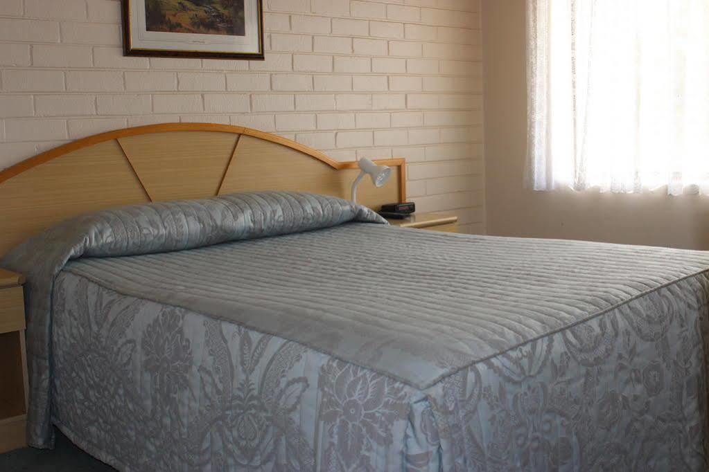 Harriet House Tumut Motel Bagian luar foto