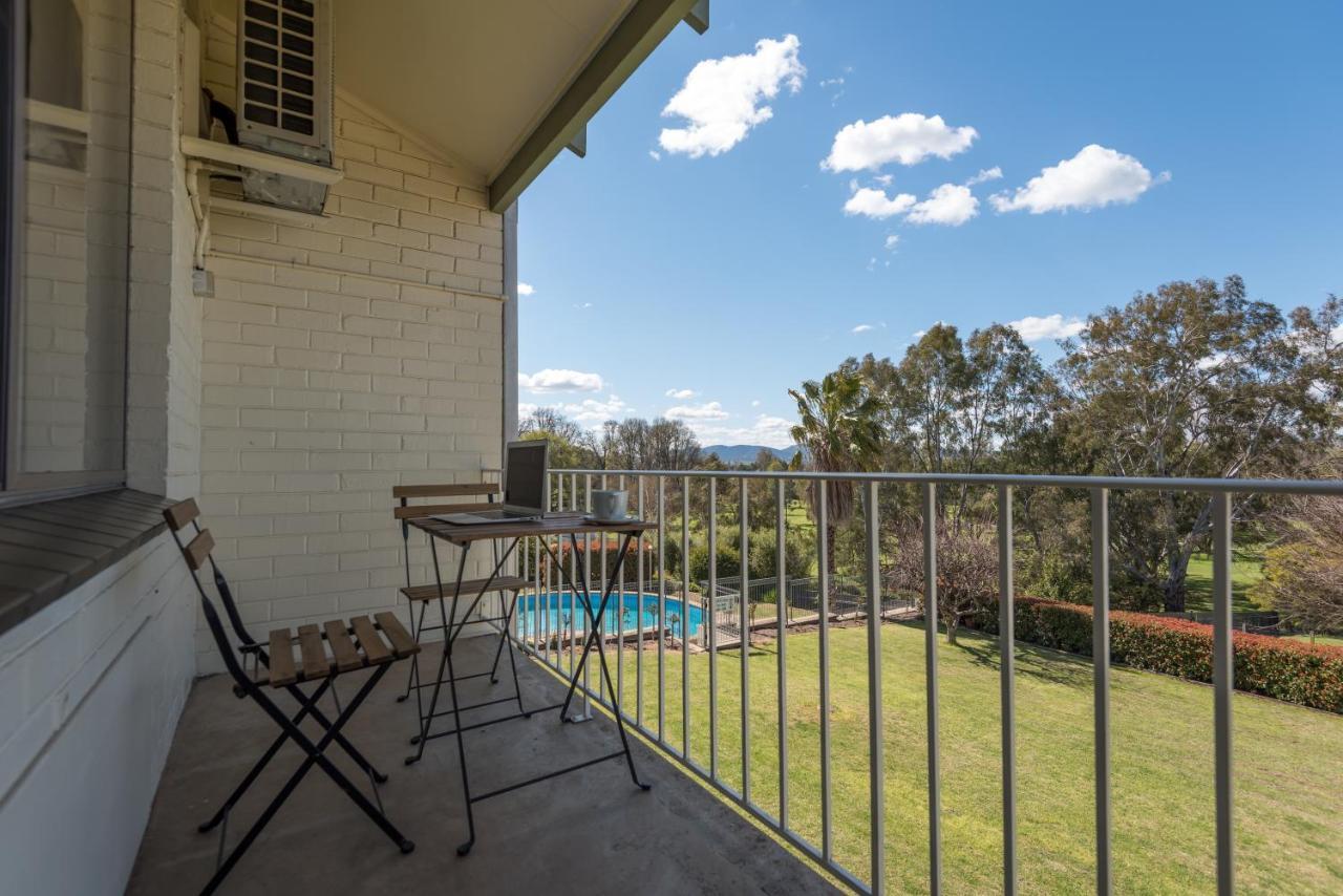 Harriet House Tumut Motel Bagian luar foto